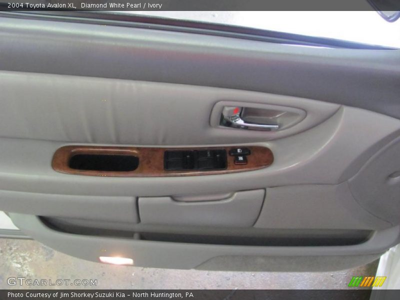 Diamond White Pearl / Ivory 2004 Toyota Avalon XL