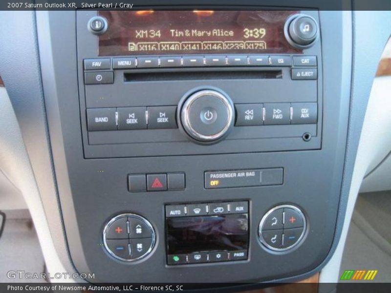 Silver Pearl / Gray 2007 Saturn Outlook XR