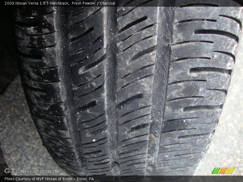 Fresh Powder / Charcoal 2009 Nissan Versa 1.8 S Hatchback