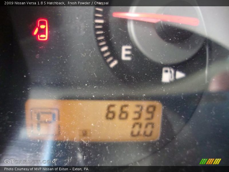 Fresh Powder / Charcoal 2009 Nissan Versa 1.8 S Hatchback