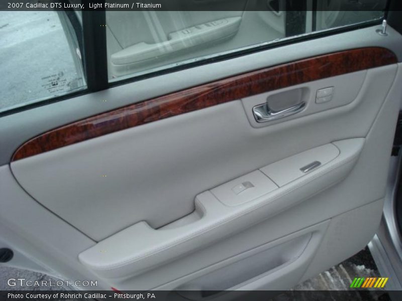 Light Platinum / Titanium 2007 Cadillac DTS Luxury