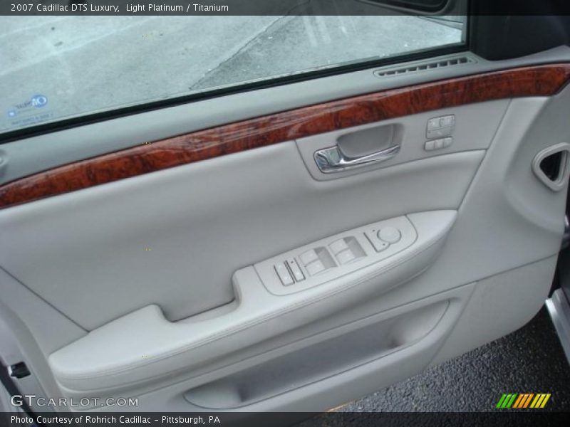 Light Platinum / Titanium 2007 Cadillac DTS Luxury