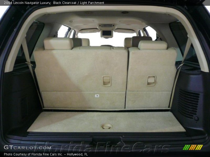 Black Clearcoat / Light Parchment 2004 Lincoln Navigator Luxury