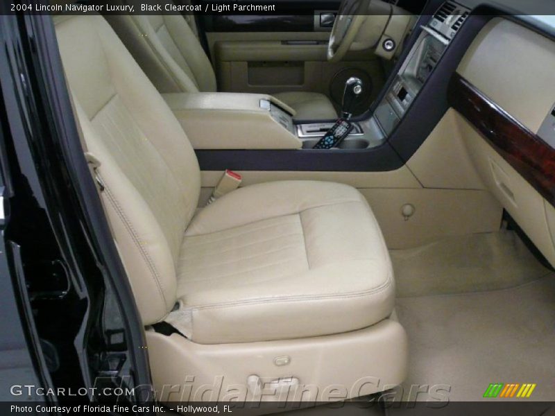 Black Clearcoat / Light Parchment 2004 Lincoln Navigator Luxury