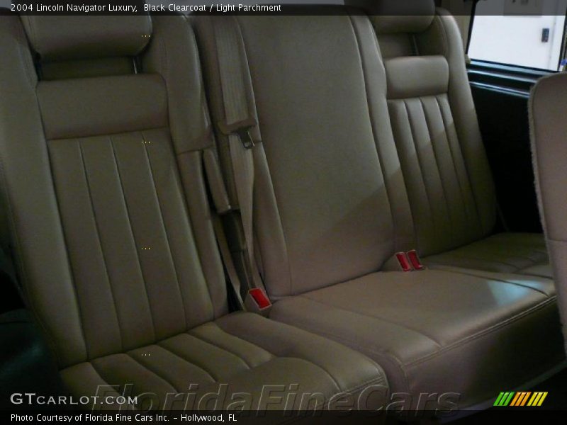 Black Clearcoat / Light Parchment 2004 Lincoln Navigator Luxury