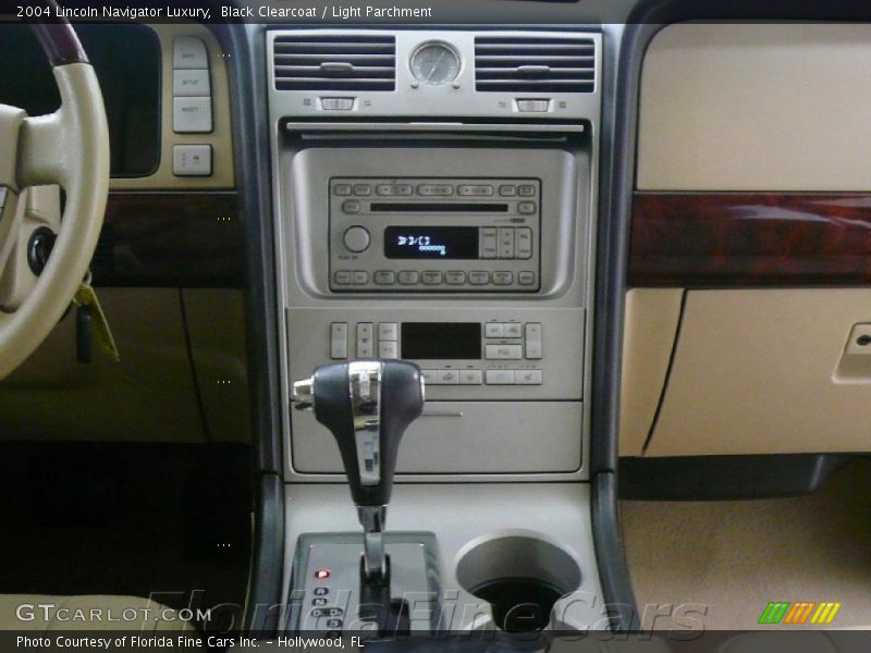 Black Clearcoat / Light Parchment 2004 Lincoln Navigator Luxury
