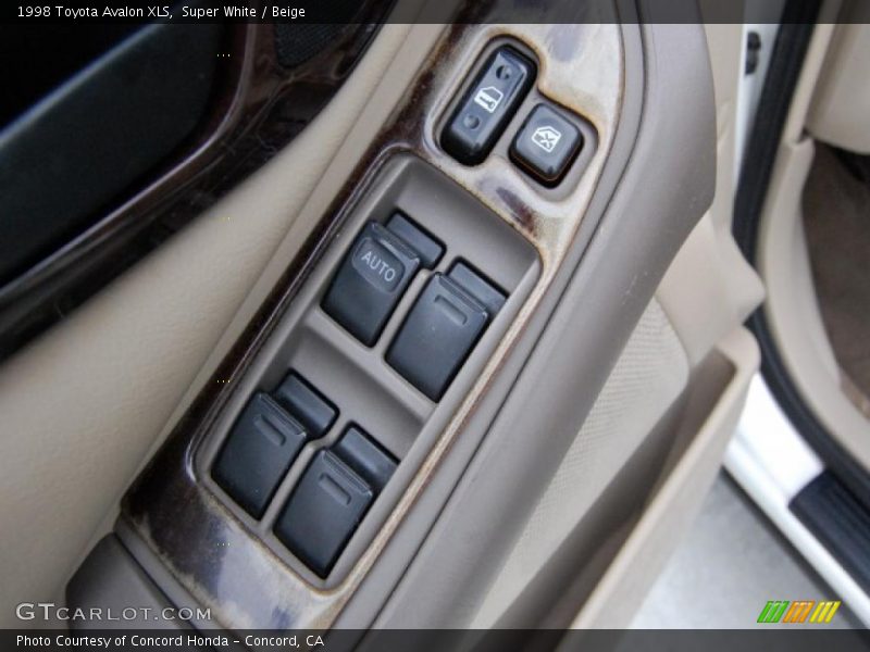 Super White / Beige 1998 Toyota Avalon XLS