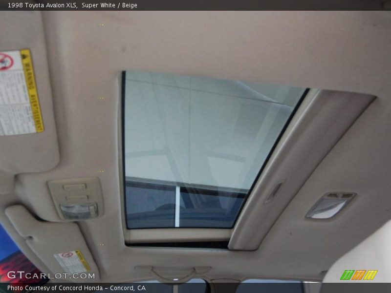 Super White / Beige 1998 Toyota Avalon XLS