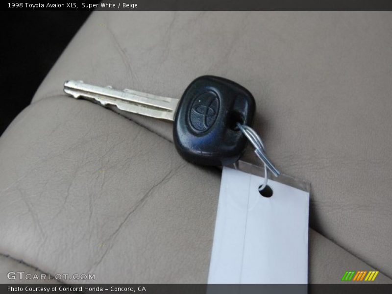 Super White / Beige 1998 Toyota Avalon XLS