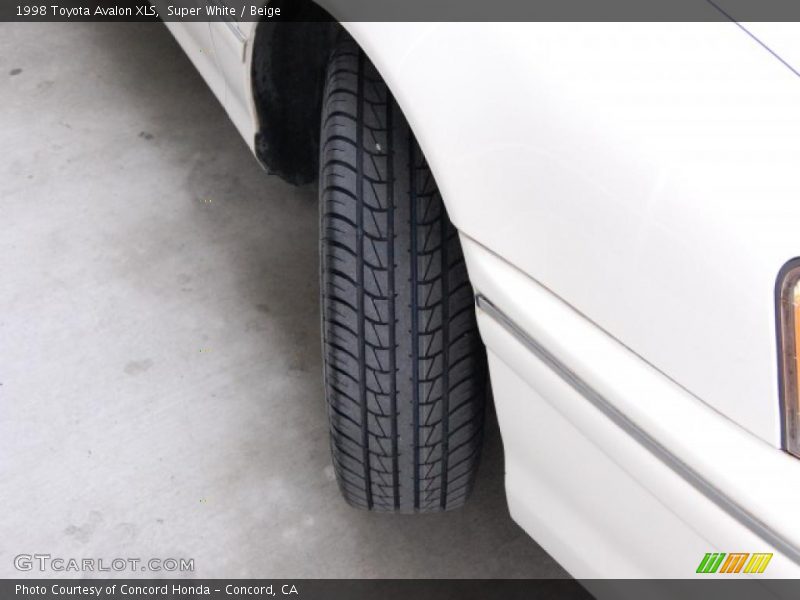 Super White / Beige 1998 Toyota Avalon XLS