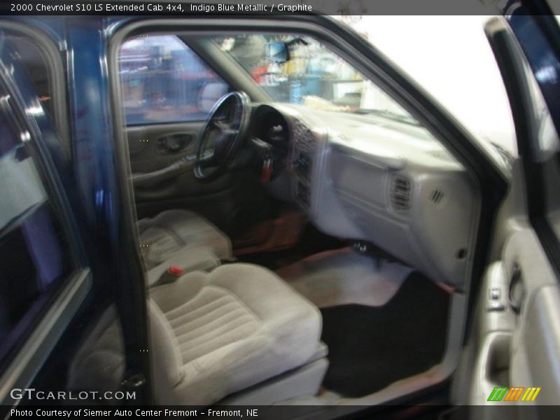 Indigo Blue Metallic / Graphite 2000 Chevrolet S10 LS Extended Cab 4x4
