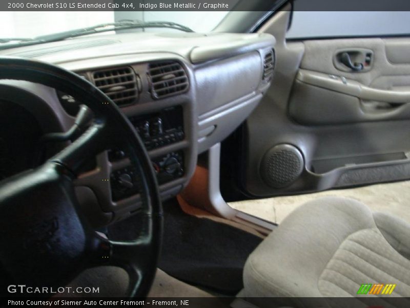 Indigo Blue Metallic / Graphite 2000 Chevrolet S10 LS Extended Cab 4x4