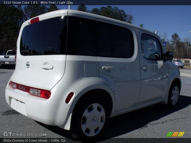 White Pearl / Light Gray 2010 Nissan Cube 1.8 S