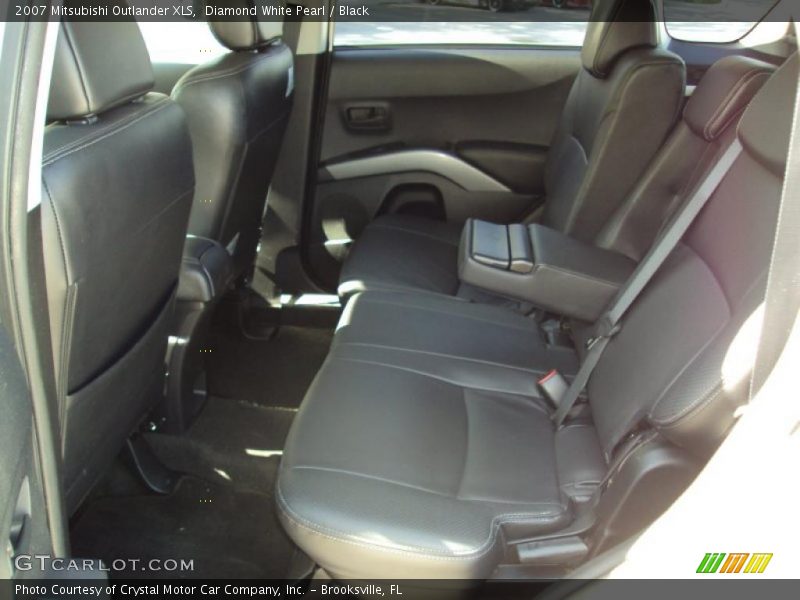 Diamond White Pearl / Black 2007 Mitsubishi Outlander XLS