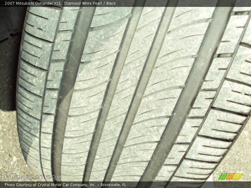 Diamond White Pearl / Black 2007 Mitsubishi Outlander XLS