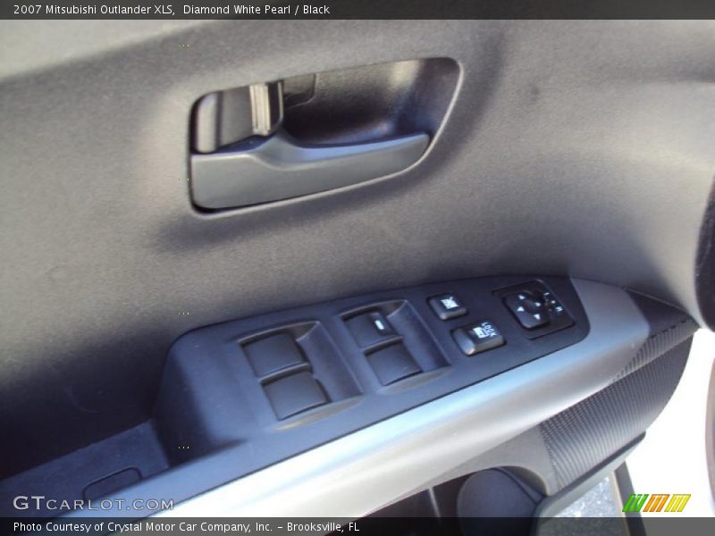 Diamond White Pearl / Black 2007 Mitsubishi Outlander XLS
