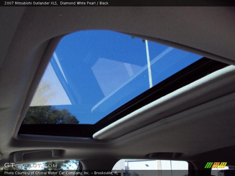 Diamond White Pearl / Black 2007 Mitsubishi Outlander XLS