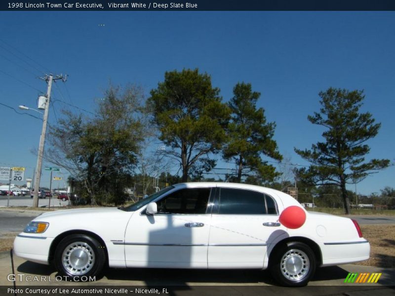 Vibrant White / Deep Slate Blue 1998 Lincoln Town Car Executive