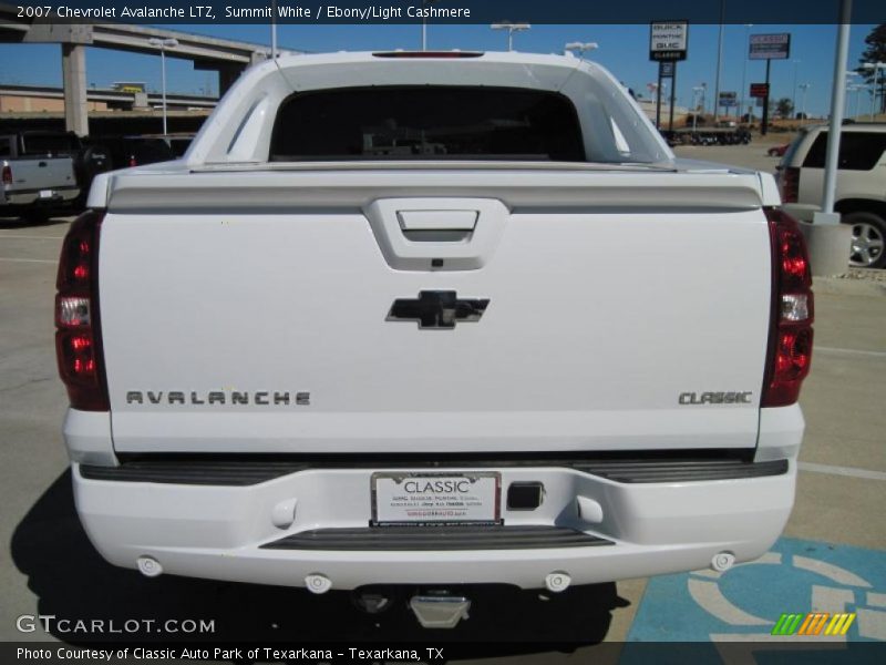 Summit White / Ebony/Light Cashmere 2007 Chevrolet Avalanche LTZ