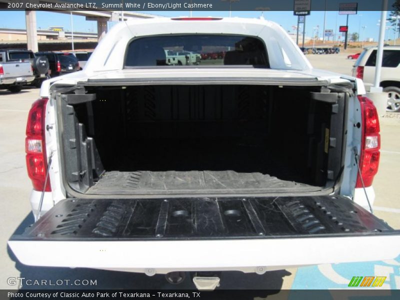 Summit White / Ebony/Light Cashmere 2007 Chevrolet Avalanche LTZ