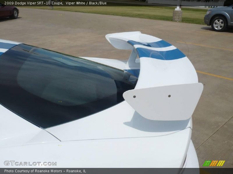 Viper White / Black/Blue 2009 Dodge Viper SRT-10 Coupe