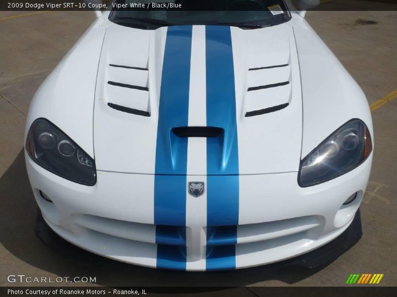 Viper White / Black/Blue 2009 Dodge Viper SRT-10 Coupe