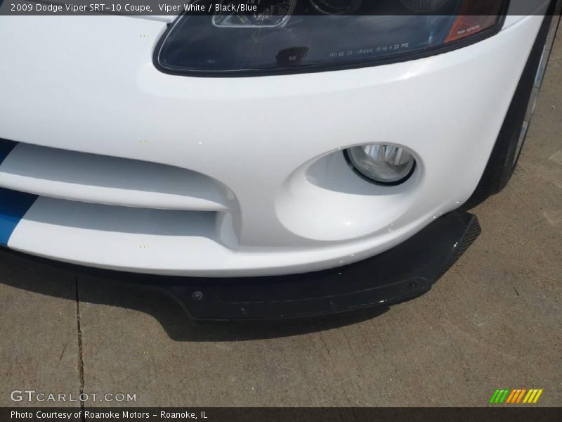 Viper White / Black/Blue 2009 Dodge Viper SRT-10 Coupe