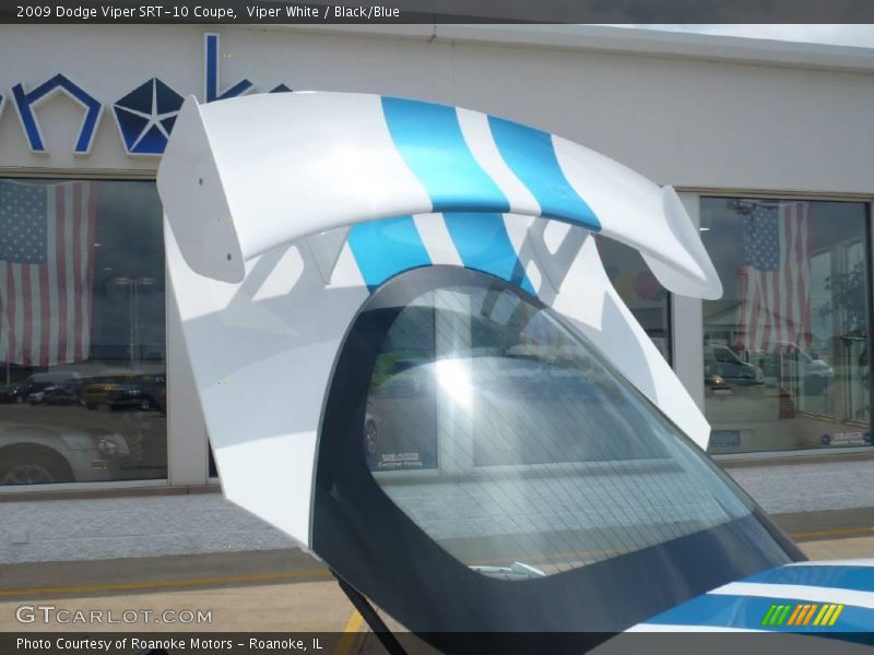 Viper White / Black/Blue 2009 Dodge Viper SRT-10 Coupe