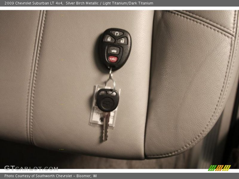 Silver Birch Metallic / Light Titanium/Dark Titanium 2009 Chevrolet Suburban LT 4x4
