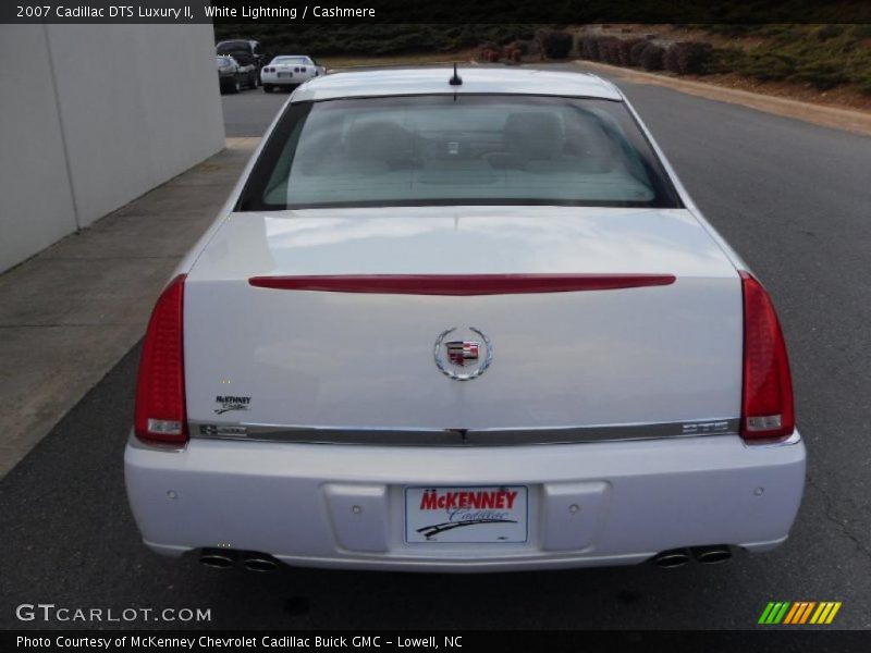 White Lightning / Cashmere 2007 Cadillac DTS Luxury II
