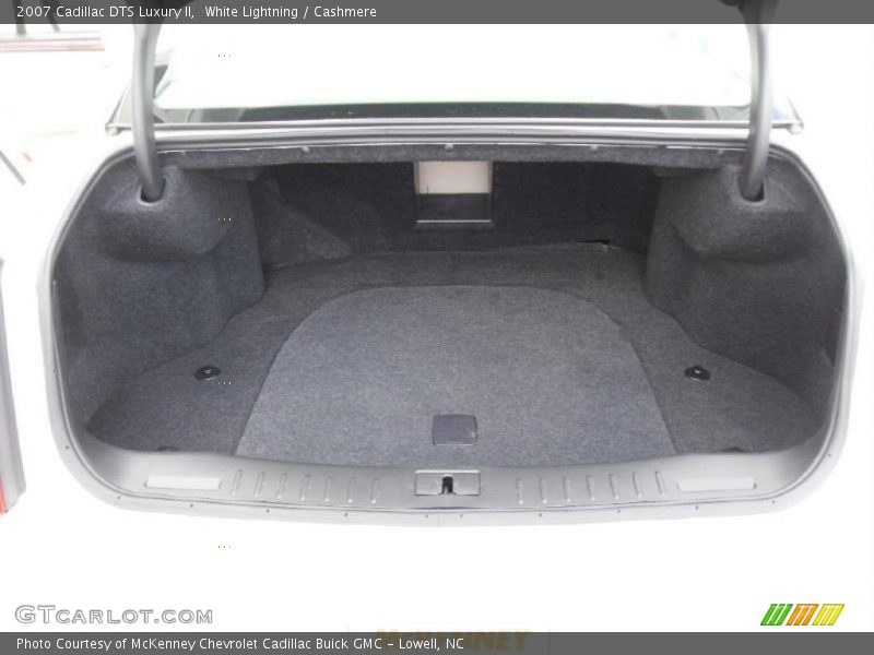 White Lightning / Cashmere 2007 Cadillac DTS Luxury II