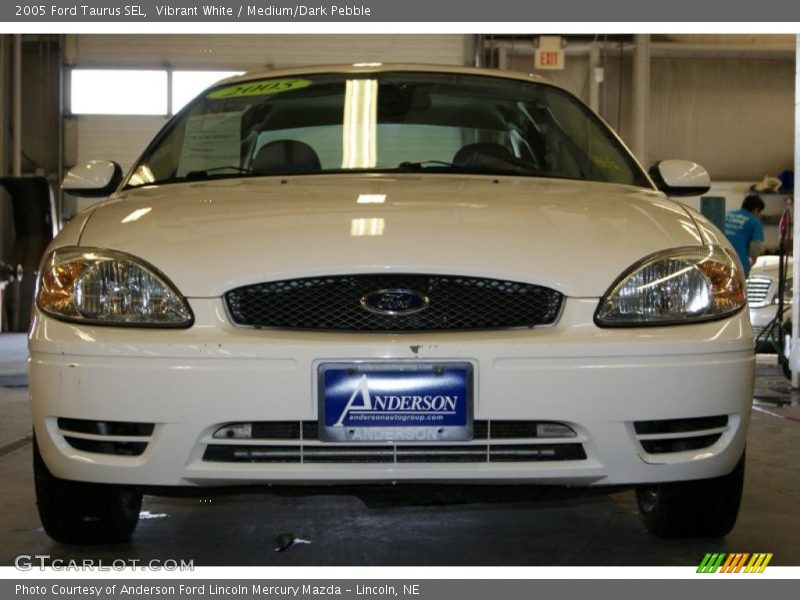 Vibrant White / Medium/Dark Pebble 2005 Ford Taurus SEL