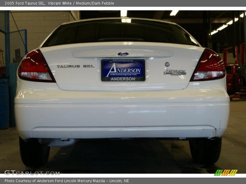 Vibrant White / Medium/Dark Pebble 2005 Ford Taurus SEL