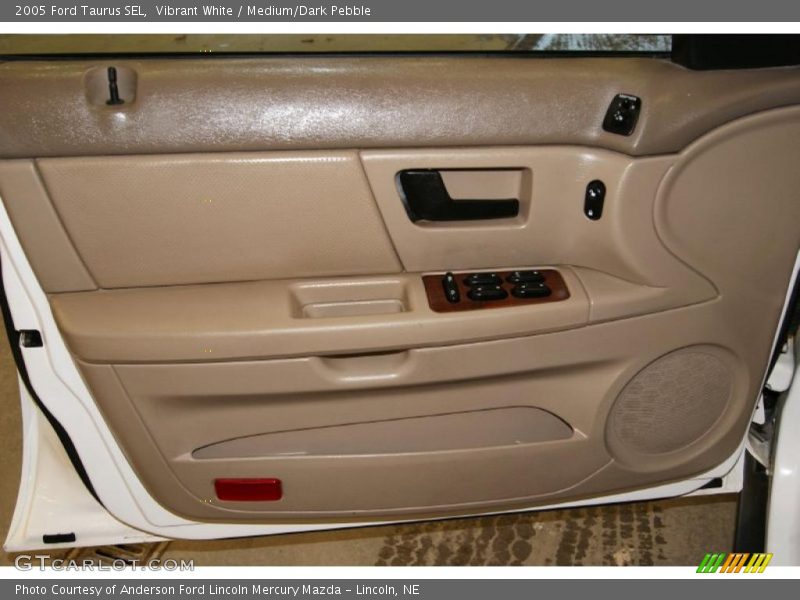Vibrant White / Medium/Dark Pebble 2005 Ford Taurus SEL