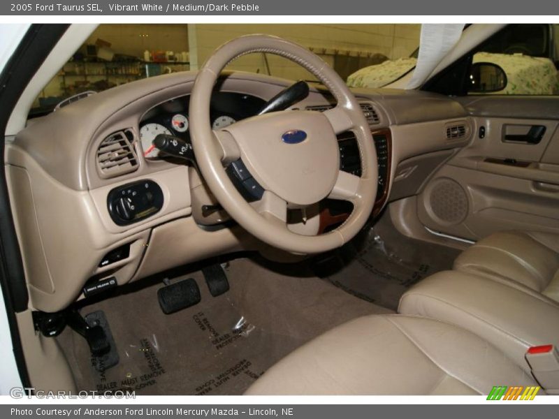 Vibrant White / Medium/Dark Pebble 2005 Ford Taurus SEL