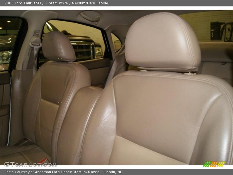 Vibrant White / Medium/Dark Pebble 2005 Ford Taurus SEL