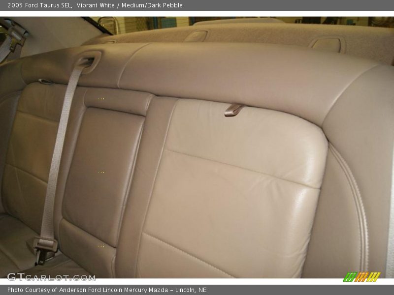 Vibrant White / Medium/Dark Pebble 2005 Ford Taurus SEL