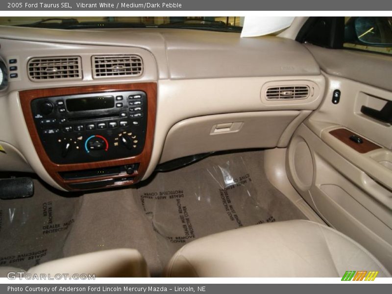 Vibrant White / Medium/Dark Pebble 2005 Ford Taurus SEL