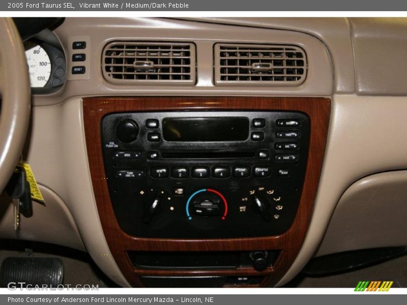 Vibrant White / Medium/Dark Pebble 2005 Ford Taurus SEL