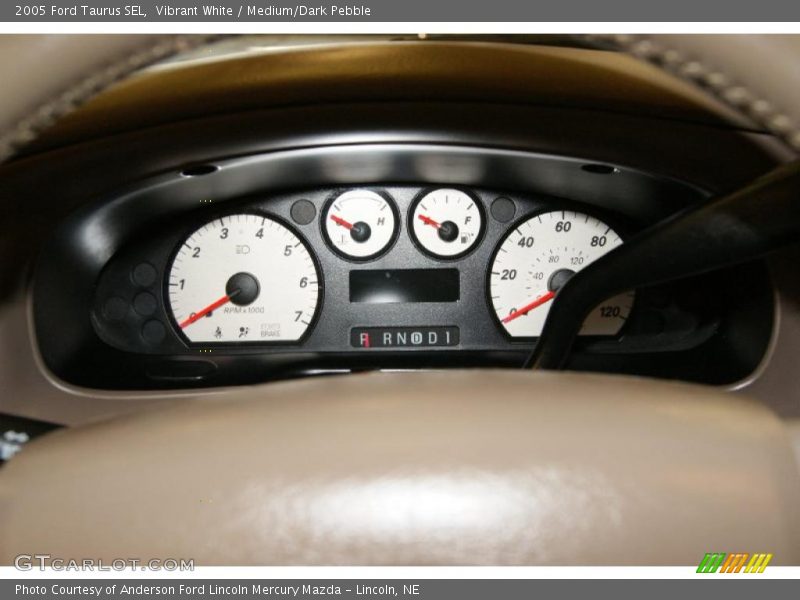 Vibrant White / Medium/Dark Pebble 2005 Ford Taurus SEL