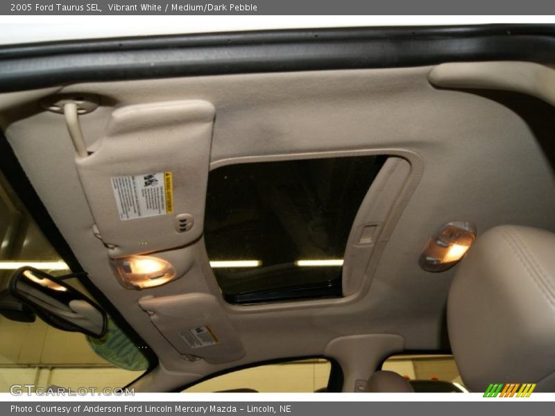 Vibrant White / Medium/Dark Pebble 2005 Ford Taurus SEL