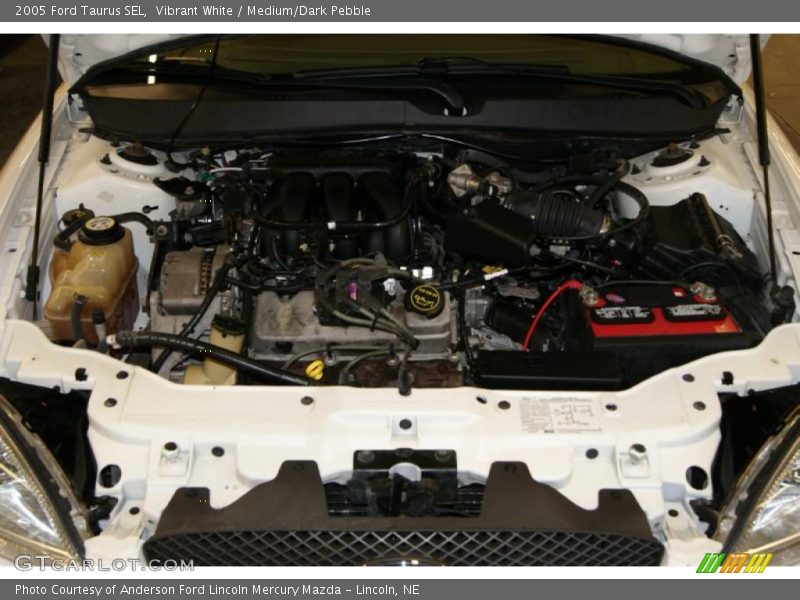 Vibrant White / Medium/Dark Pebble 2005 Ford Taurus SEL