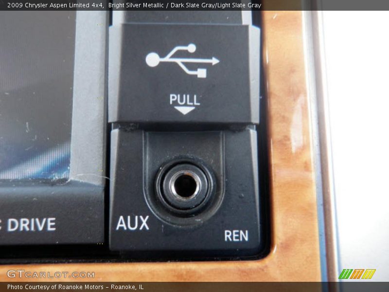 Bright Silver Metallic / Dark Slate Gray/Light Slate Gray 2009 Chrysler Aspen Limited 4x4