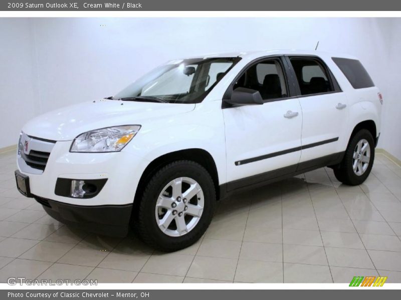 Cream White / Black 2009 Saturn Outlook XE