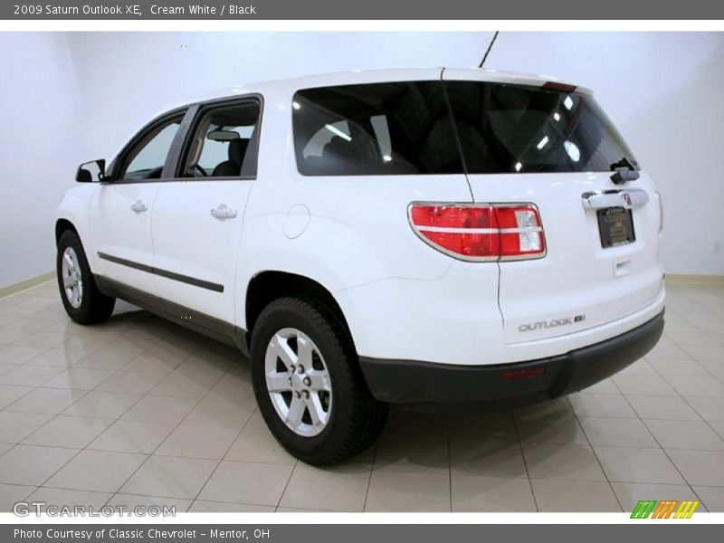 Cream White / Black 2009 Saturn Outlook XE