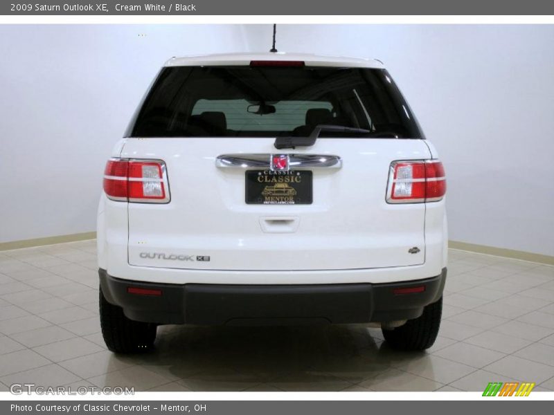 Cream White / Black 2009 Saturn Outlook XE