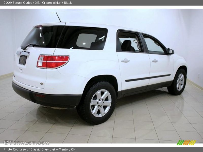 Cream White / Black 2009 Saturn Outlook XE
