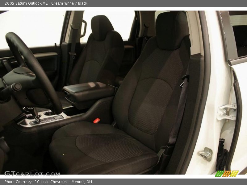 Cream White / Black 2009 Saturn Outlook XE