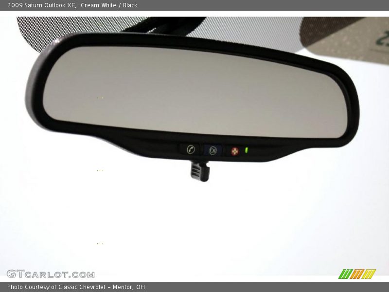 Cream White / Black 2009 Saturn Outlook XE