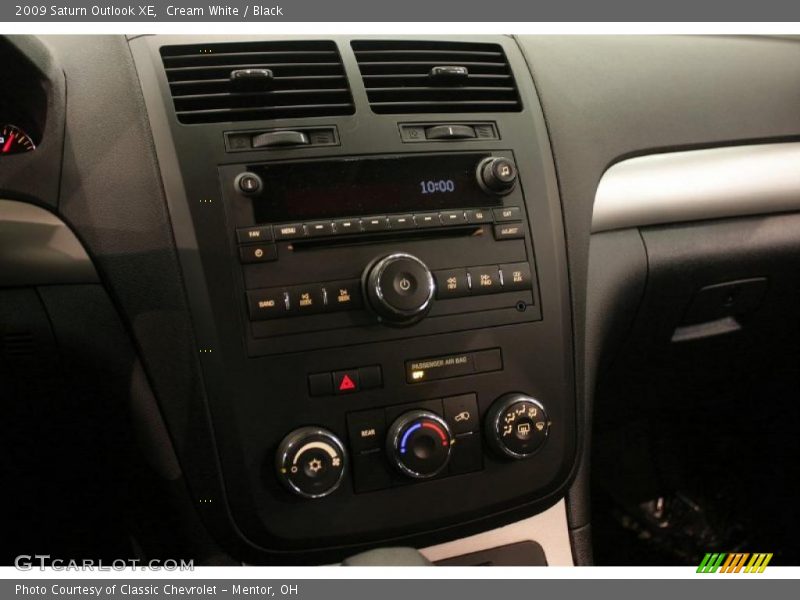 Cream White / Black 2009 Saturn Outlook XE